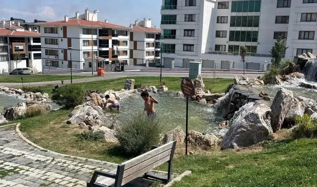 Sıcaktan bunalan çocuklar süs havuzuna girdi