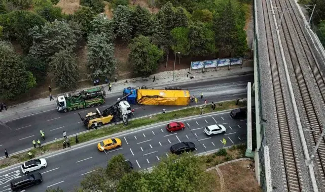 Bakırköy'de alt geçide çarpan tır vinç yardımıyla çekildi