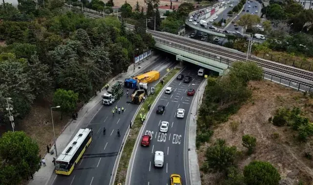 Bakırköy'de alt geçide çarpan tır İETT otobüsünün üzerine devrildi 8 yaralı