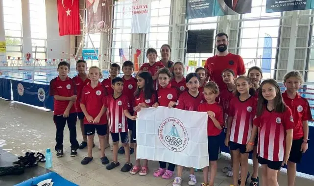 Minik yüzücüler, hayatını kaybeden sporcular için yüzdü