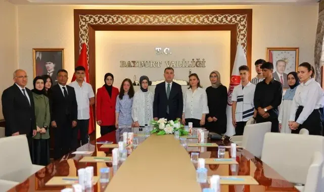 Vali Eldivan, YKS ve LGS'de başarılı olan öğrencileri ödüllendirdi