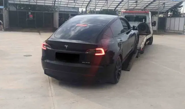 Tesla ile attığı drift pahalıya patladı
