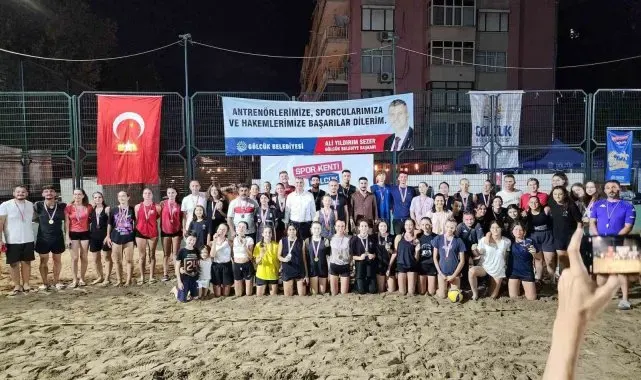 Gölcük'te plaj voleybolu çekişmeli anlara sahne oldu