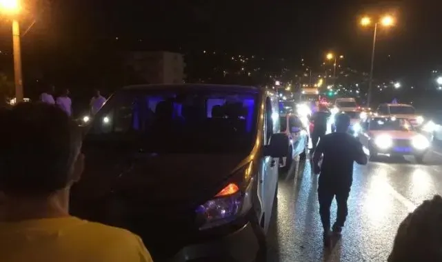 Karadeniz Ereğli'de park halindeki tırlara çarpan araç hurdaya döndü