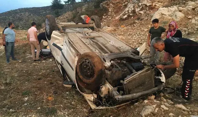 Burdur'da kaygan yolda kontrolden çıkan otomobil şarampole devrildi, 2 yaralı