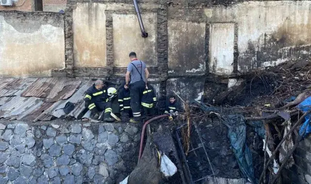 Diyarbakır'da odun deposunda çıkan yangın söndürüldü