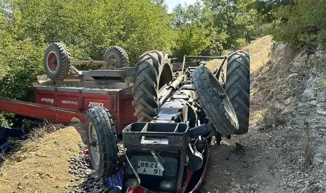 Tarla dönüşü traktör devrildi: 1'i ağır 6 yaralı