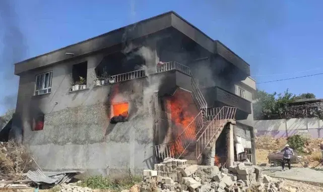 Samanlıktan çıkan yangın iki katlı evi kullanılamaz hale getirdi