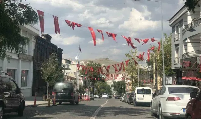 Kars'ta Zafer Bayramı öncesinde caddeler bayraklarla donatıldı