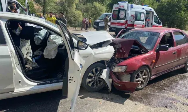 Yüksekova'da otomobil ile cip kafa kafaya çarpıştı: 8 yaralı