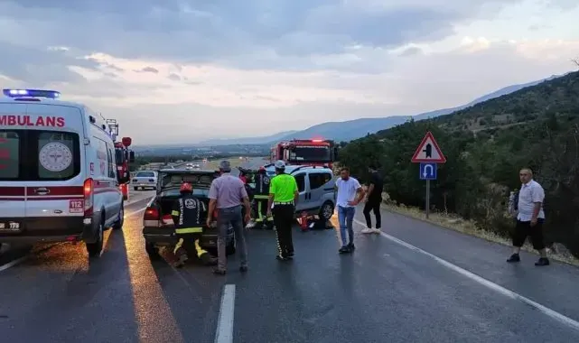 Otomobil karşı yönden gelen araçla çarpıştı; 2 yaralı