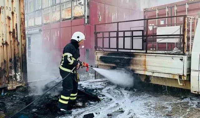 Antakya'da kamyonette başlayan yangın malzeme dolu konteynıra sıçradı