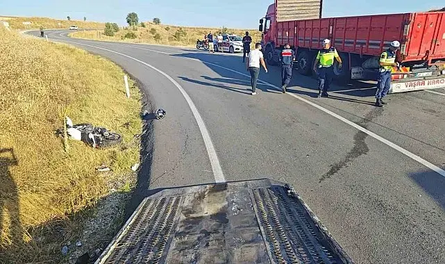 Yalvaç'ta kamyonla çarpışan motosikletli, kaskı sayesinde kazayı ağır yaralanmadan atlattı