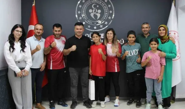 Başarılı sporcuya hediye verdi