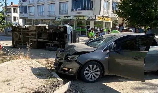 Elazığ'da otomobille çarpışan minibüs yan yattı: 2 yaralı