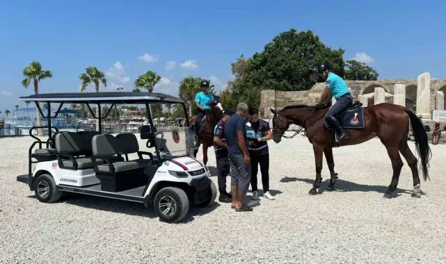 Side'deki plajlarda atlı jandarma iş başında