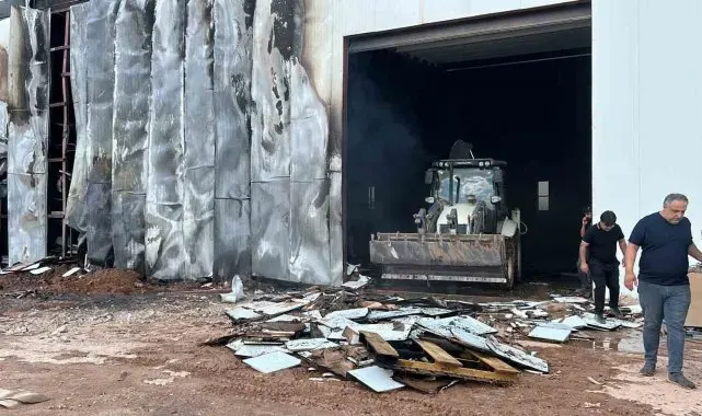 Mobilya fabrikasındaki yangın büyümeden söndürüldü