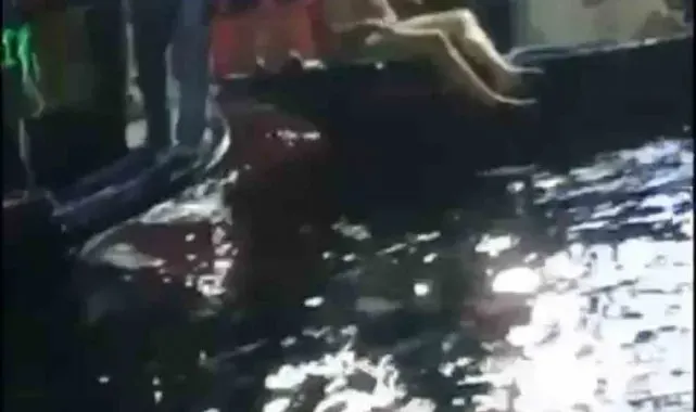 Denize giren sarhoş adamı balıkçılar kurtardı