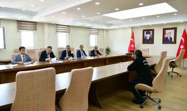 Vali Çiçek, halk gününde talepleri dinledi
