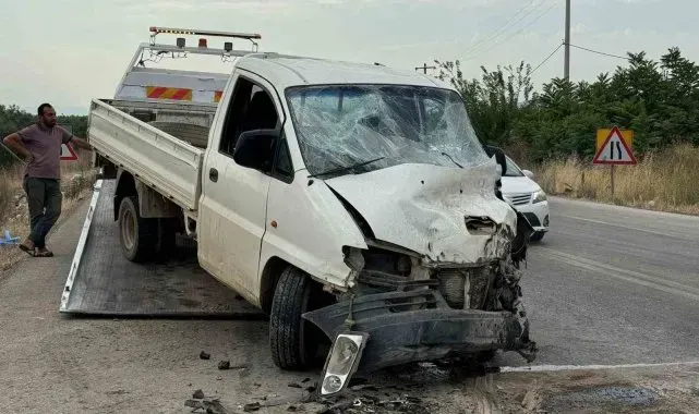 Yola kontrolsüz çıkan tır kamyonete çarptı: 3 yaralı
