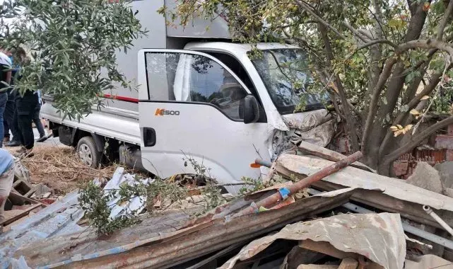 Islak yolda kayan kamyonet bahçe duvarına çarptı