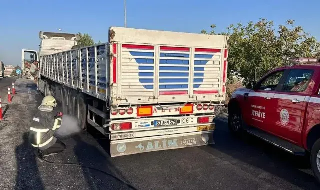 İzmir yangınından dönerken alev alan tıra müdahale ettiler