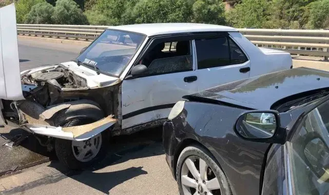 Amasya'da 2 otomobil çarpıştı: 1'i çocuk 3 yaralı