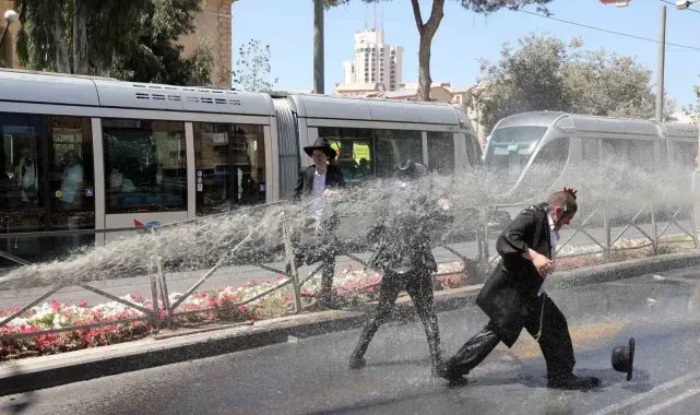 Batı Kudüs'te Haredilerin zorunlu askerlik protestosuna sert müdahale