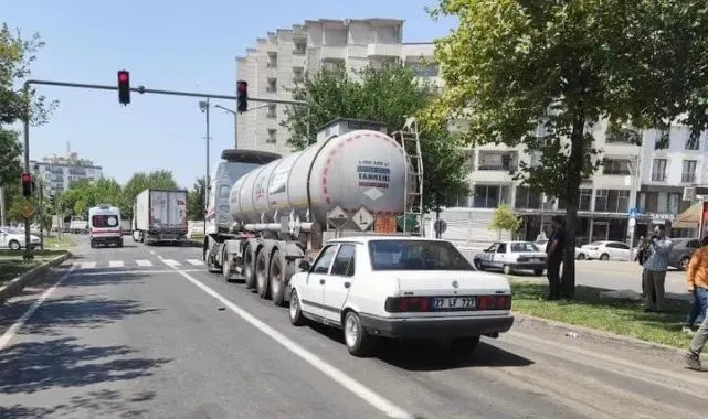 Siverek'te ışıklarda bekleyen tıra, otomobil çarptı: 2 yaralı