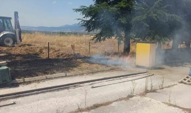 Akaryakıt istasyonunun yanında anız yangını çıktı