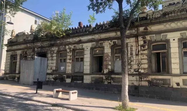 Kars'ta tarihi bina koruma altına alınmayı bekliyor