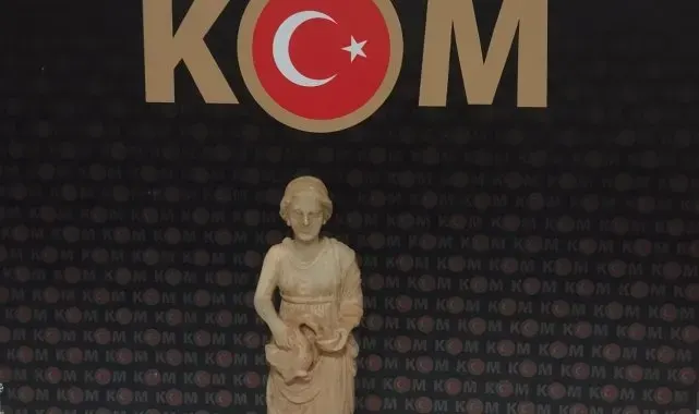 Şüpheli araçta tarihi eser niteliğinde küçük bir heykel ele geçirildi