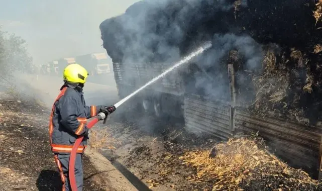 Tarsus'ta saman yüklü tır yandı