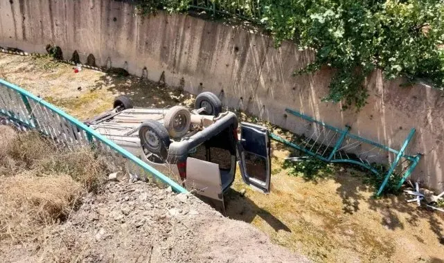 Gümüşhane'de araç dere yatağına yuvarlandı: 1 ölü, 2 yaralı