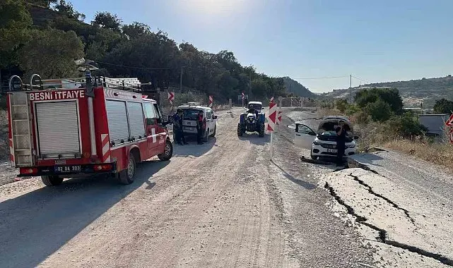 Otomobil, heyelanda yükselen asfalta çarptı