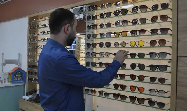Plastik ve geri dönüşüm malzemelerinden yapılan imitasyon gözlüklere dikkat