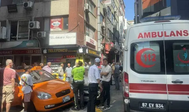 Kontrolden çıkan otomobil yayanın ayağını ezip park halindeki taksiye çarptı