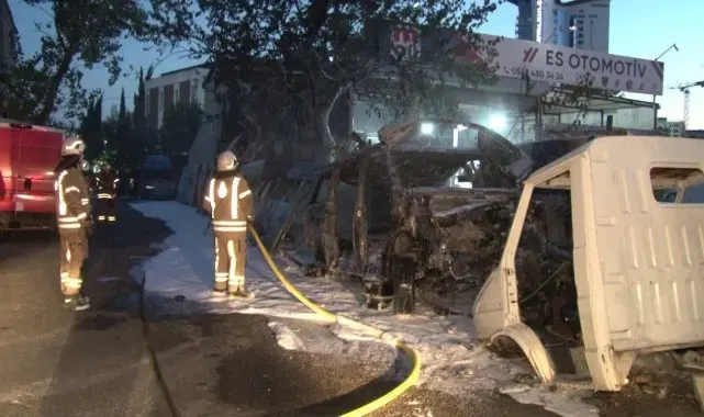 Kartal'da park halindeki iki araç alev alev yandı