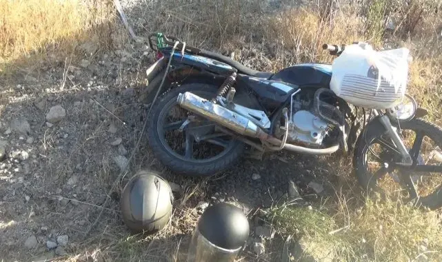 Çanakkale'de motosiklet trafik levhasına çarptı: 2 yaralı