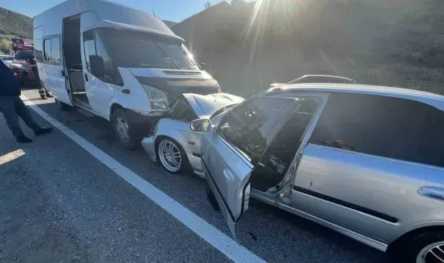 Amasya'da tarım işlerini taşıyan minibüs otomobille çarpıştı: 14 yaralı