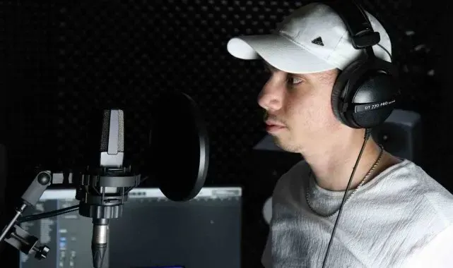 Söylenen kelimeleri anında rap şarkıya çeviriyor