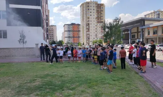 Gençler, yangın konusunda bilgilendirildi