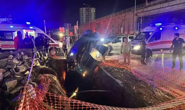 Sivas'ta hafif ticari araçla otomobil çarpıştı: 5 yaralı