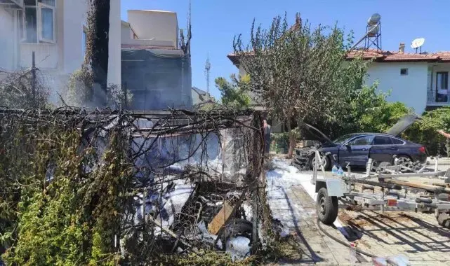 Fethiye'de çıkan yangında depo ve araba alevlere teslim oldu