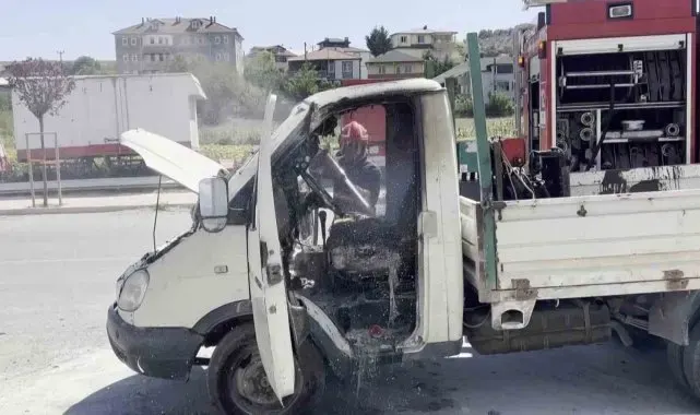Sakarya'da park halindeki kamyonet alev aldı: 1 yaralı