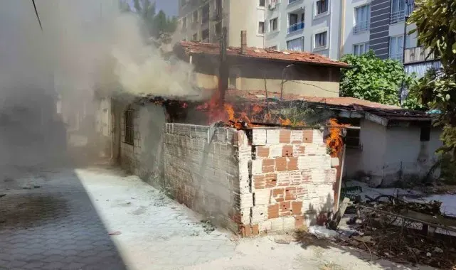 Denizli'de kullanılmayan müstakil evde çıkan yangın paniğe neden oldu