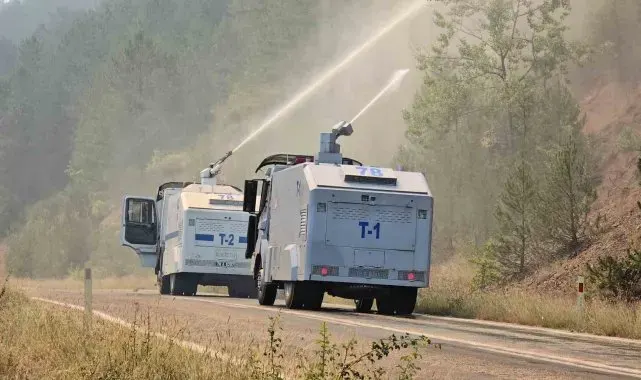 Karabük'teki orman yangını rüzgarın etkisiyle yayılıyor