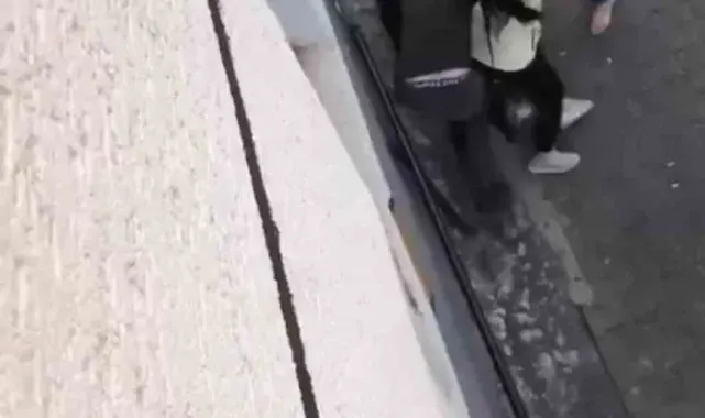 Borç kavgasında yumruklar havada uçuştu... O anlar kamerada