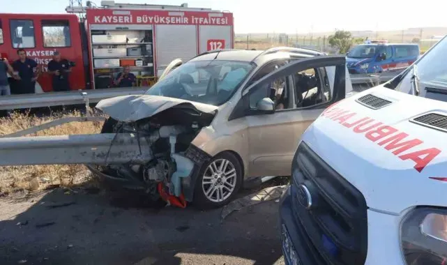 Hafif ticari araç bariyere ok gibi saplandı: 2 ölü, 4 yaralı