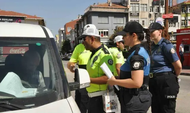 Keşan'da sürücüler, "Sizi seviyoruz" sözleri ile uyardığı polise teşekkür etti